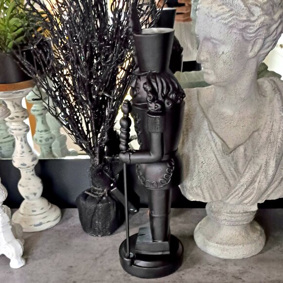 NEW! EXQUISITE MASSIVE 18 TALL NUTCRACKER - Picture 2 of 8